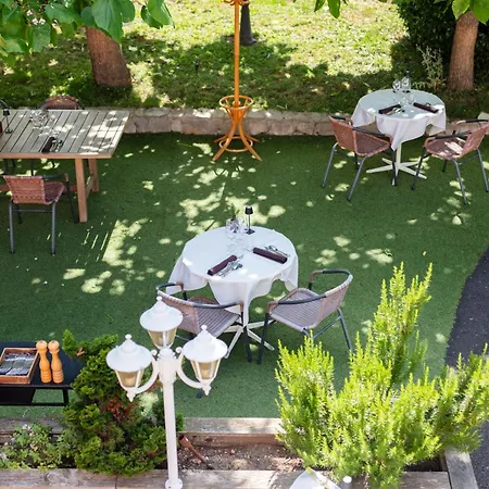 Restaurant Les Glycines מלון 3*