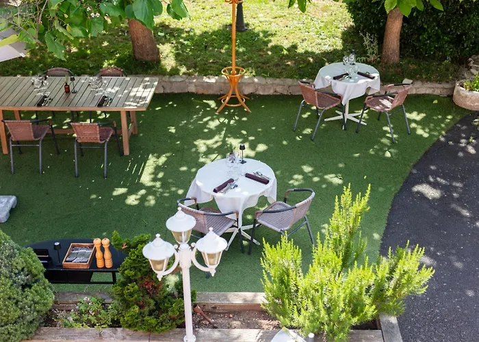 Restaurant Les Glycines מלון 3*