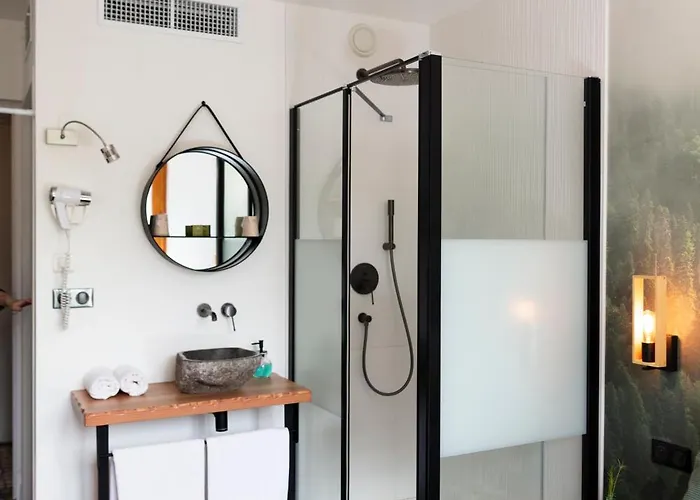 מלון Restaurant Les Glycines 3*