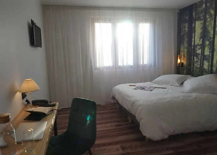 Отель Restaurant Les Glycines